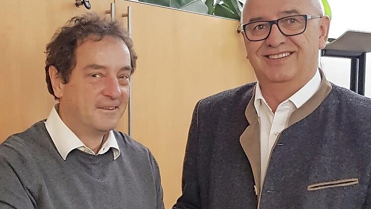 Wolfgang Pfister (rechts) übergibt Andreas Gsänger die 1000-Euro-Spende.  Foto: privat