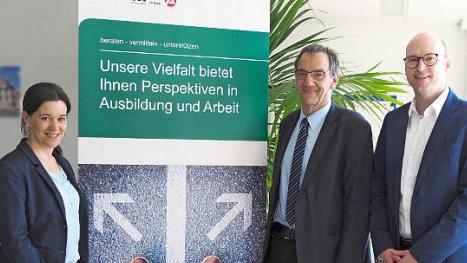 Seit Anfang des Jahres ist das Teilhabe-Chancengesetz in Kraft und damit haben die Jobcenter zwei neue Fördermöglichkeiten für Langzeitarbeitslose. Stefanie Knörnschild, Dritter Bürgermeister und Sozialreferent Thomas Nowak sowie Frank Bittel vom Jobcenter Coburg Stadt (von links) stellten jetzt die Grundzüge vor.  Foto: Christoph Winter