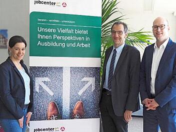 Seit Anfang des Jahres ist das Teilhabe-Chancengesetz in Kraft und damit haben die Jobcenter zwei neue Fördermöglichkeiten für Langzeitarbeitslose. Stefanie Knörnschild, Dritter Bürgermeister und Sozialreferent Thomas Nowak sowie Frank Bittel vom Jobcenter Coburg Stadt (von links) stellten jetzt die Grundzüge vor.  Foto: Christoph Winter