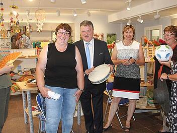 Klimaschutzbeauftragte Ingrid Flieger und Landrat Klaus Peter S&ouml;llner freuen sich mit der gesamten Steuerungsgruppe dar&uuml;ber, dass der Landkreis jetzt zum "Fairtrade"-Landkreis wird. Das Siegel wird im September verliehen. Foto: Sonny Adam