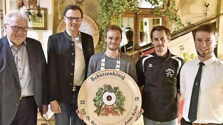 Der Schützenkönig der Schützengesellschaft Königsberg ist Jonas Keller (Mitte). Ihm zur Seite stehen Julian Müller (links daneben) und Tobias Müller (rechts daneben). Ihnen gratulierten Bürgermeister Claus Bittenbrünn (links) und Schützenmeister Detlef Bartesch (rechts). Foto: sn
