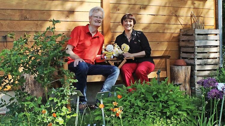 Reinhold Burger und Ilona Munique in ihrem Bienengarten.  Foto: Antonia Wild