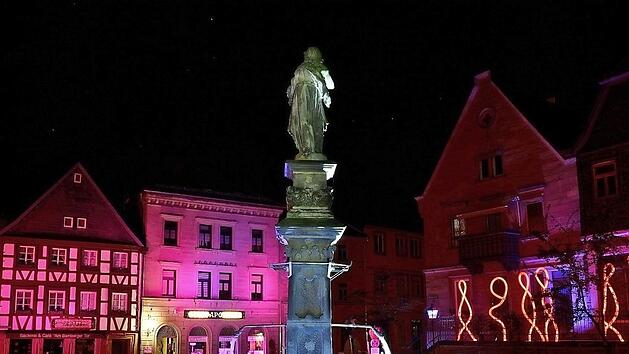 Der Sankt-Johannes-Brunnen am Melchior-Otto-Platz in Kronach, erbaut im Jahr 1672 - hier zu Kronach leuchtet 2016  Foto: Alexander Grahl