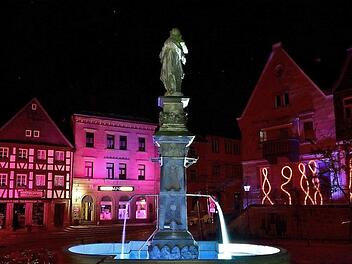 Der Sankt-Johannes-Brunnen am Melchior-Otto-Platz in Kronach, erbaut im Jahr 1672 - hier zu Kronach leuchtet 2016  Foto: Alexander Grahl