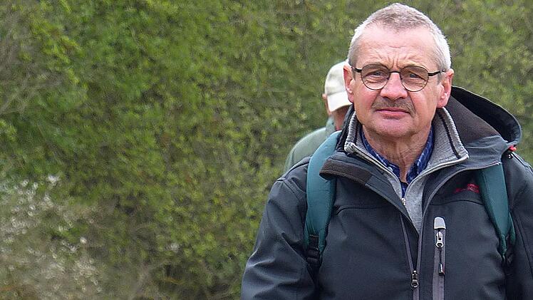 Roland Seufert führte die große Gruppe über Wald und Feld entlang der Grenzlinien von Rotterhausen.