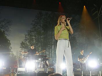 Die Singer-Songwriterin Lea mit ihrer Band auf der großen Bühne im Luitpoldpark.