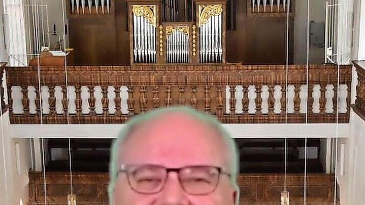 In luftige H&ouml;hen des Kirchenschiffs der Stadtpfarrkirche versetzt die erste Aufnahme der Sendung &bdquo;halb acht &ndash; kurz nachgedacht&ldquo; Stadtpfarrer Kilian Kemmer.