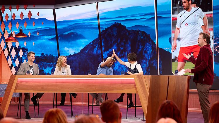 Es geht um wei&szlig;blaues Fachwissen und um bayerische Ikonen. Wie gut kennt sich das Podium aus (von links): Michael Altinger, Lisa Feller, Simon Pearce, Eva Karl Faltermeider und Moderator Maxi Gstettenbauer.