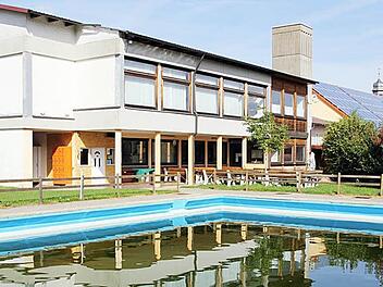 Der Überbau in Richtung Freibad soll geschlossen und mit Kabinen versehen werden. Foto: Ralf Kestel