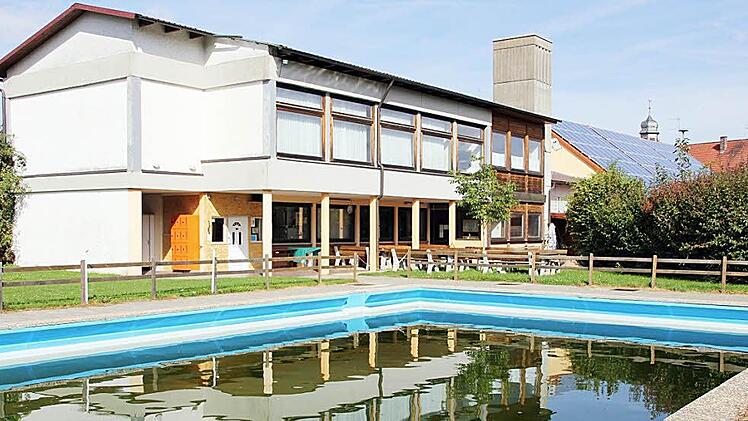 Der Überbau in Richtung Freibad soll geschlossen und mit Kabinen versehen werden. Foto: Ralf Kestel