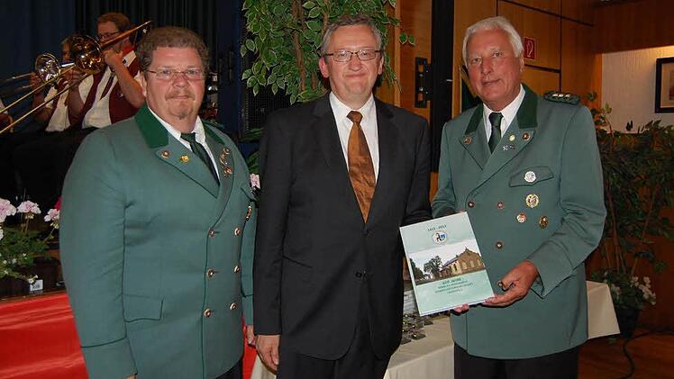 Festredner Günter Dippold (Mitte) erhielt vom Schützenmeister Siegfried Jäkel und Zweiten Schützenmeister Uwe Matzner (links) eine wertvolle Festschrift.