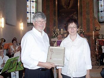 Rudolf Kramer bekam von Bezirksobmann Andrea Wagner die Ehrenurkunde überreicht.