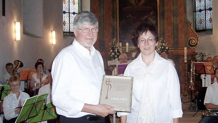 Rudolf Kramer bekam von Bezirksobmann Andrea Wagner die Ehrenurkunde überreicht.