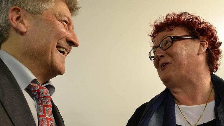 Seit 30 Jahren arbeitet Elke Bartels bei Franken Maxit/Bergmann Kalk. Hier nimmt sie die Glückwünsche von Firmenchef Hans-Dieter Groppweis entgegen, der ihre langjährige Treue würdigt. Fotos: Katharina Müller-Sanke
