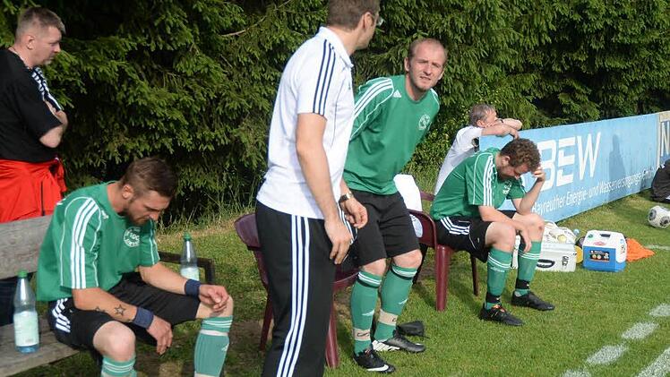 Die Lindauer Ersatzbank mit Trainer Bastian Knop.