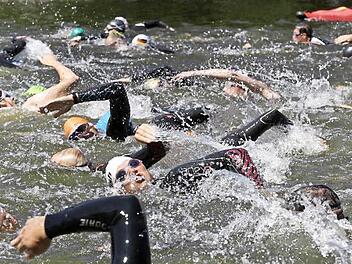 Bei einer Wassertemperatur von 21 Grad begann der 25. Nonstop-Triathlon in der Regnitz. Fotos: sportpress