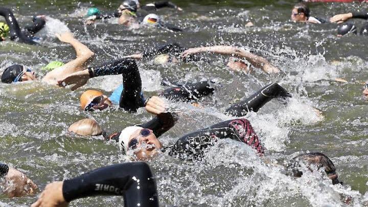 Bei einer Wassertemperatur von 21 Grad begann der 25. Nonstop-Triathlon in der Regnitz. Fotos: sportpress