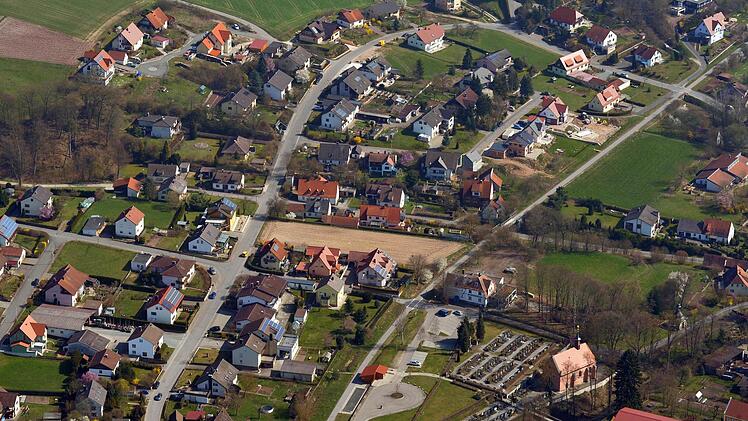 Die Siedlungsstraße (im Bild die breite Straße von rechts oben nach links unten führend. Fotos: Ronald Rinklef