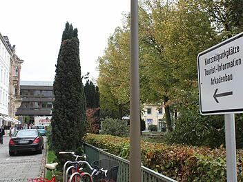 Die drei Parkplätze der Tourist-Info stehen in der Kritik. Foto: Thomas Mäuser