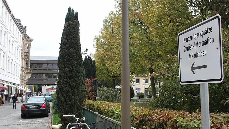 Die drei Parkplätze der Tourist-Info stehen in der Kritik. Foto: Thomas Mäuser