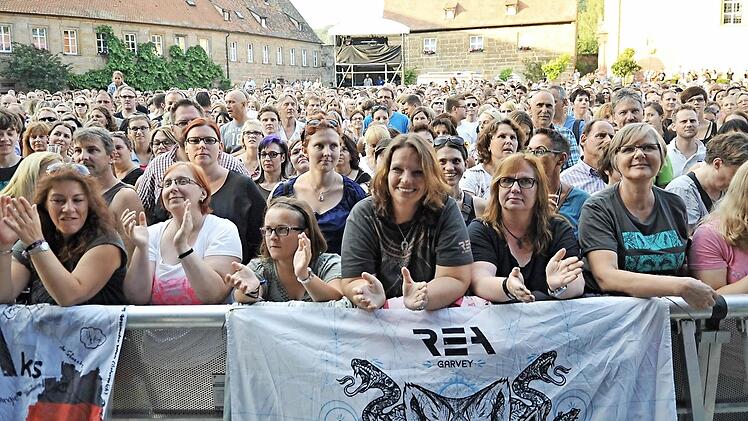 Fans so weit das Auge bzw. das Teleobjektiv reicht. Der Schlosshof war proppenvoll. Schon vor 15 Uhr belagerten einige den Eingang, um sich die besten Plätze zu sichern. Fotos: Helmut Ölschlegel