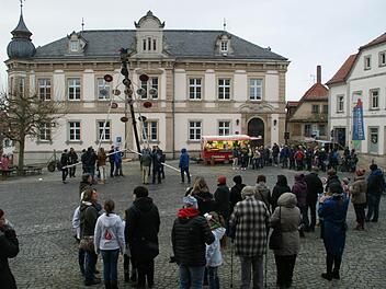 Zahlreiche Zuschauer fanden sich am Samstag nachmittag am Eltmanner Marktplatz ein, um mit der Errichtung des Narrenbaumes die Faschingssaison zu eröffnen - während des Aufstellens natürlich mit gehörigem Sicherheitsabstand.