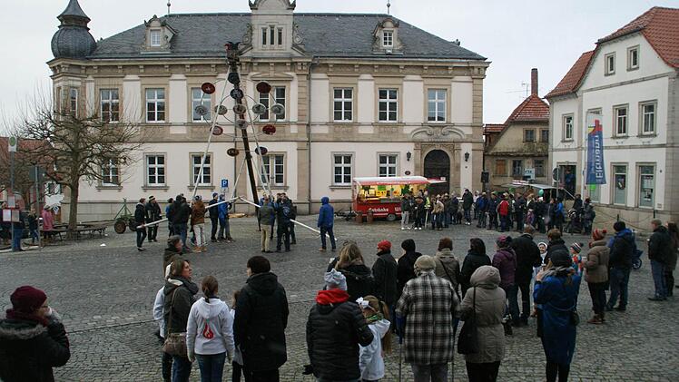 Zahlreiche Zuschauer fanden sich am Samstag nachmittag am Eltmanner Marktplatz ein, um mit der Errichtung des Narrenbaumes die Faschingssaison zu eröffnen - während des Aufstellens natürlich mit gehörigem Sicherheitsabstand.