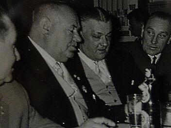 Der Batschers Koal (mitte) mit dem Bürgermeister Egid Kotschenreuther (2. von links) und weiteren Stanichern. Repros: Siegfried Sesselmann