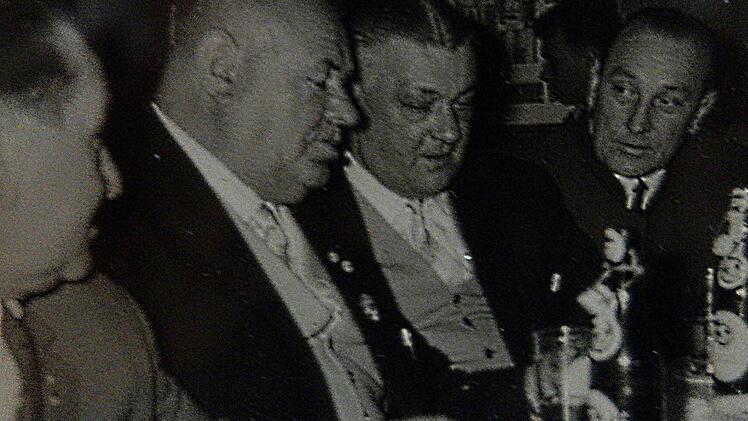 Der Batschers Koal (mitte) mit dem Bürgermeister Egid Kotschenreuther (2. von links) und weiteren Stanichern. Repros: Siegfried Sesselmann