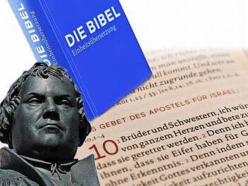 Zwei neue deutschsprachige Bibelversionen werden beim Studientag unter die Lupe genommen.  Illustration: Christine Kaufmann