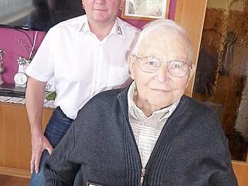 Seit 70 Jahren geh&ouml;rt Georg D&ouml;tzer dem St.-Josef-Verein Weilersbach an. Hierf&uuml;r ehrte ihn Vorsitzender G&uuml;nther Hofmann. Foto: Heidi Amon