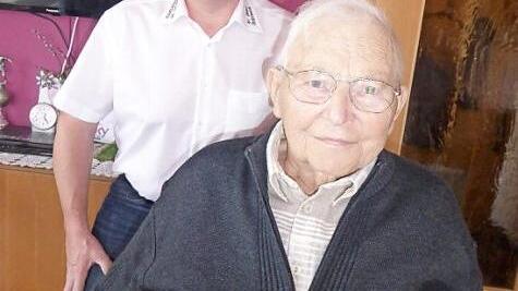 Seit 70 Jahren geh&ouml;rt Georg D&ouml;tzer dem St.-Josef-Verein Weilersbach an. Hierf&uuml;r ehrte ihn Vorsitzender G&uuml;nther Hofmann. Foto: Heidi Amon