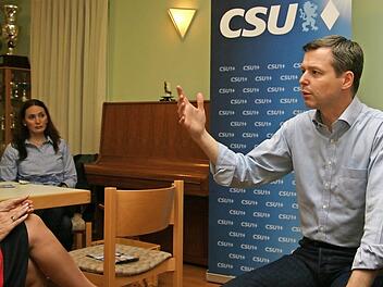 Staatssekretär Thomas Silberhorn, hemdsärmlig und auf Augenhöhe mit seinem Publikum: Der CSU-Wahlkämpfer ließ sich zwei Stunden lang löchern.  Foto: Werner Baier