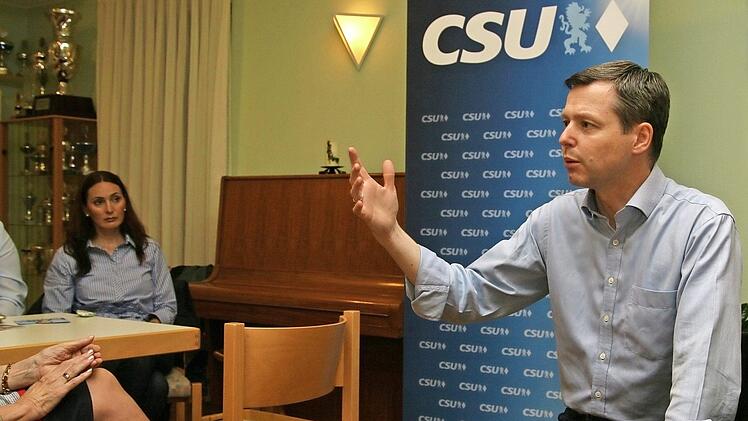 Staatssekretär Thomas Silberhorn, hemdsärmlig und auf Augenhöhe mit seinem Publikum: Der CSU-Wahlkämpfer ließ sich zwei Stunden lang löchern.  Foto: Werner Baier