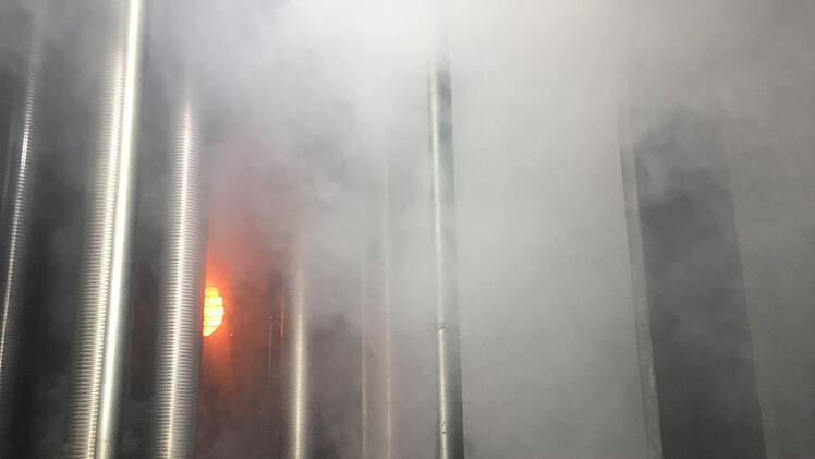 Das Feuer im Trockner der "Lithoman 64" sorgte für starken Qualm. Drei Arbeiter wurden vom BRK behandelt.Peter Müller