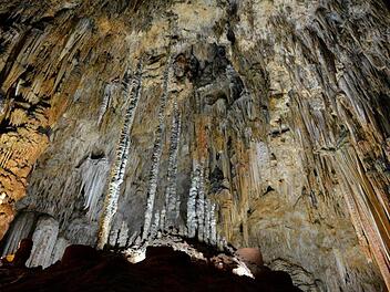 Die Fränkische Schweiz überzeugt nicht nur mit ihrer Landschaft, sondern verzaubert auch mit ihrer "Unterwelt", zum Beispiel in der der Teufelshöhle in Pottenstein. Foto: SilvanaGodoy/pixabay.com