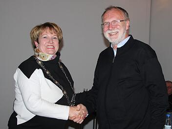 Bürgermeisterin Brigitte Meyerdierks gratuliert dem neuen Stadtrat Franz Walter nach dessen Vereidigung. Foto: Ulrike Müller