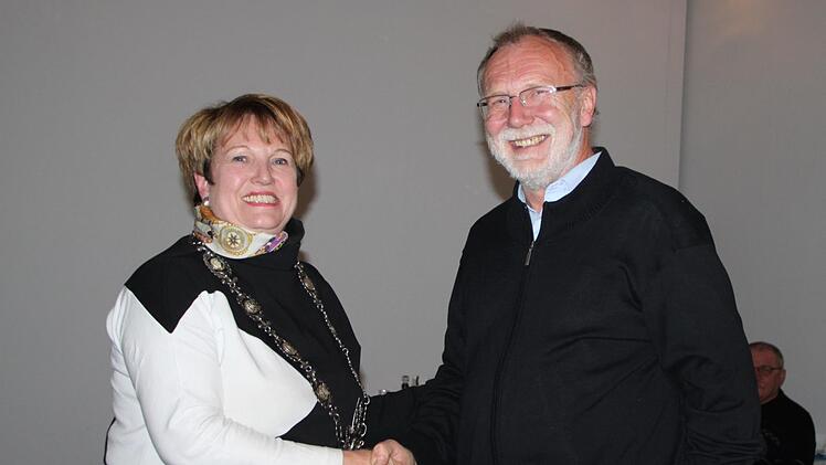Bürgermeisterin Brigitte Meyerdierks gratuliert dem neuen Stadtrat Franz Walter nach dessen Vereidigung. Foto: Ulrike Müller