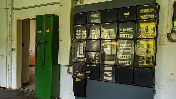Alte Schaltanlagen erinnern an die Zeit des Bahnbetriebs. Foto: Jürgen Hüfner