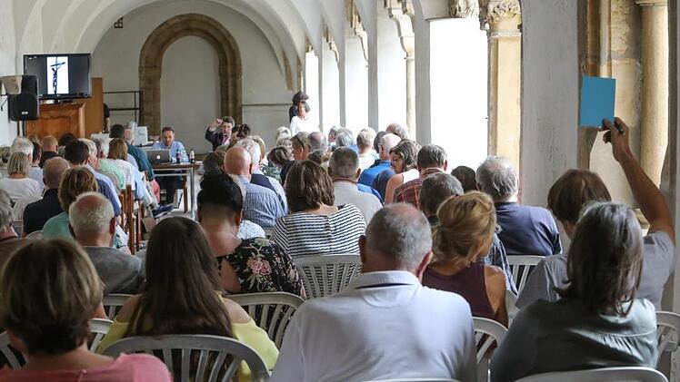 Sehr gut besucht war die Auktion am Samstag im Karmelitenkloster. Foto: Barbara Herbst