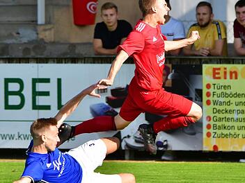 Kaum zu bremsen war der dreifache Lichtenfelser Torsch&uuml;tze Christopher Schaller (rechts), der hier vom Frohnlacher Konstantin K&ouml;rner gefoult wird. Foto: Gunther Czepera