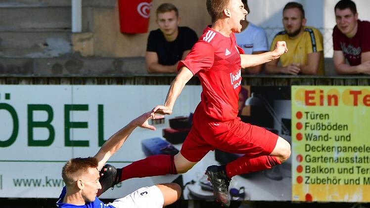 Kaum zu bremsen war der dreifache Lichtenfelser Torsch&uuml;tze Christopher Schaller (rechts), der hier vom Frohnlacher Konstantin K&ouml;rner gefoult wird. Foto: Gunther Czepera