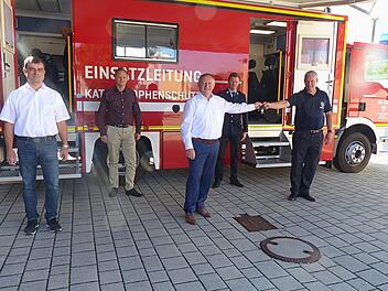 Bei der offiziellen Schlüsselübergabe: Klaus Plescher (Landratsamt), Bürgermeister Nico Roggo, Landrat Thomas Bold, Kommandant Michael Kuhn und Einsatzleiter Marco Braunschweig.  Fotos: Hans-Peter Hepp