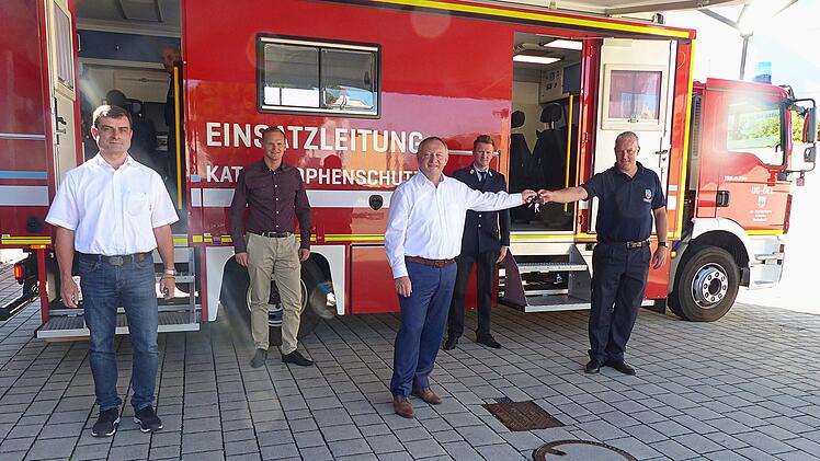 Bei der offiziellen Schlüsselübergabe: Klaus Plescher (Landratsamt), Bürgermeister Nico Roggo, Landrat Thomas Bold, Kommandant Michael Kuhn und Einsatzleiter Marco Braunschweig.  Fotos: Hans-Peter Hepp