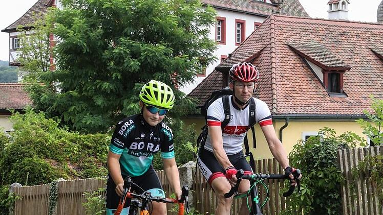Janne und Jens Seiler erkunden mit ihren Rennrädern die Fränkische Schweiz.