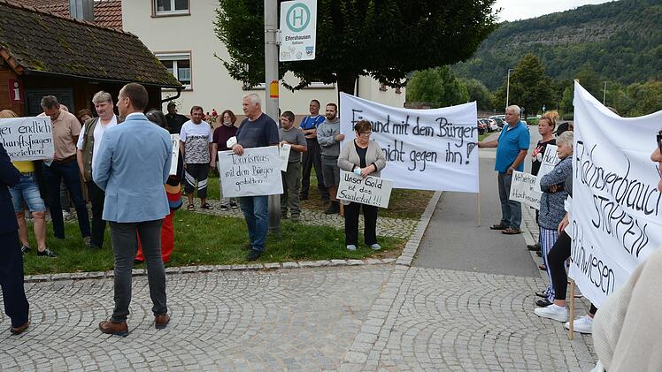 Bürgerinnen und Bürger empfingen Ministerin Dorothee Bär und Staatssekretär Stephan Mayer mit Transparenten. Foto: Peter Seufert
