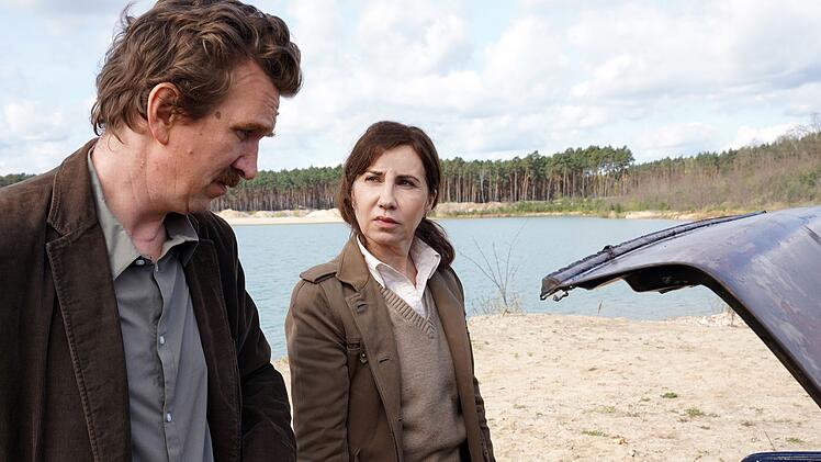 Romina Kaminzki (Kathrin Angerer) von der KTU und Kommissar Kai Matzen (Karsten Antonio Mielke) finden in dem aus dem See gefischten Wagen die Leiche von Alexandra. Es ist eine "Wachsleiche", wie Romina erklärt - wegen der kühlen, feuchten Umgebung und wenig Sauerstoff ist sie nicht verwest.
