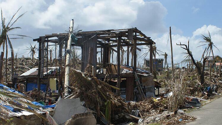 Spur der Verwüstung: Kaum eine Hütte hat den Wirbelsturm unbeschadet überstanden.