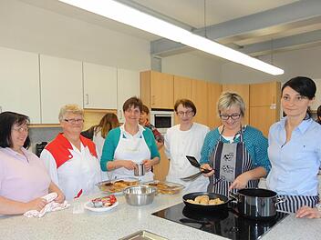 Der VlF lud in die Bischofsheimer Hauswirtschaftsschule zum Thema "Kochen wie zu Großmutters Zeiten" ein. Das Bild zeigt von links: Gisela Kleinhenz, Brigitte Räth, Claudia Herbert, Christl Manger, Helga May und Julia Geis. Foto: Marion Eckert