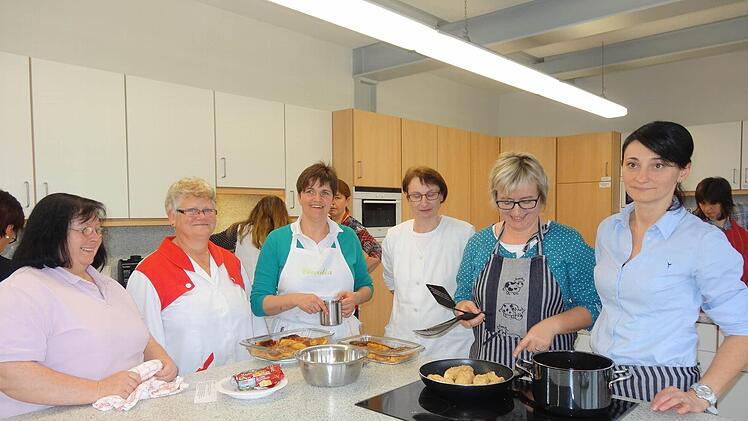 Der VlF lud in die Bischofsheimer Hauswirtschaftsschule zum Thema "Kochen wie zu Großmutters Zeiten" ein. Das Bild zeigt von links: Gisela Kleinhenz, Brigitte Räth, Claudia Herbert, Christl Manger, Helga May und Julia Geis. Foto: Marion Eckert